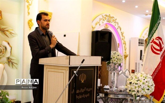دانش‌آموزان با ‌افتخارآفرینی‌، از زحمات معلمان و والدین خود قدردانی کنند