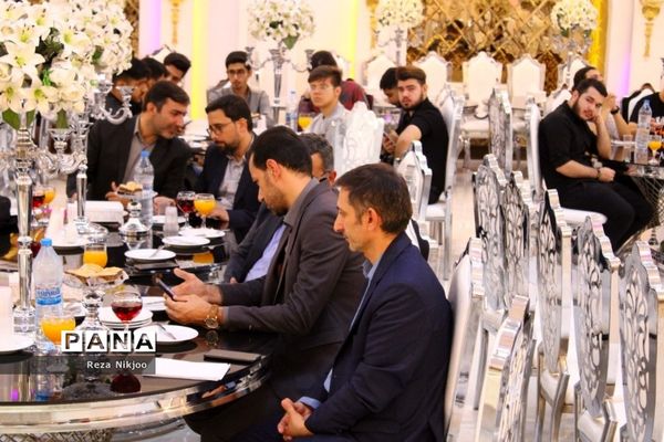 گردهمایی صمیمانه با رتبه‌های برتر کنکور