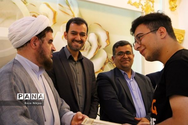 گردهمایی صمیمانه با رتبه‌های برتر کنکور