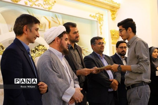 گردهمایی صمیمانه با رتبه‌های برتر کنکور