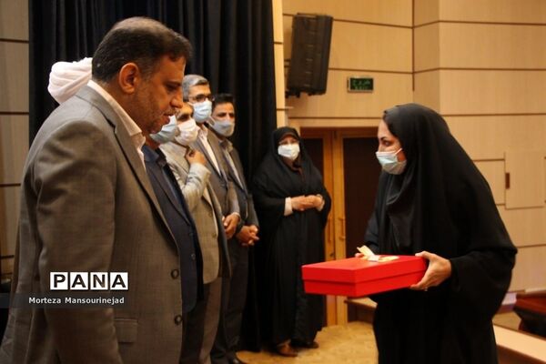 تجلیل از کارکنان اداره‌کل آموزش و پرورش هرمزگان