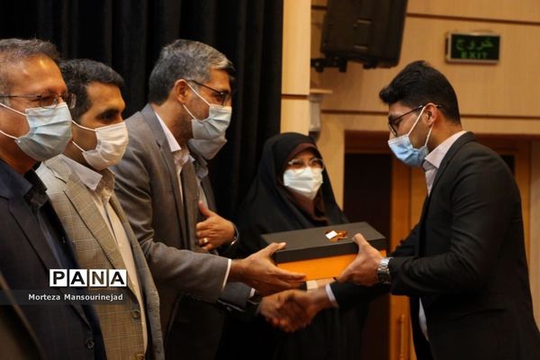 تجلیل از کارکنان اداره‌کل آموزش و پرورش هرمزگان