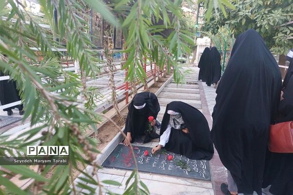 حضور دانش‌آموزان عضو سازمان دانش‌آموزی فارس بر مزار شهید خادم صادق