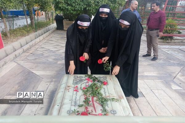 حضور دانش‌آموزان عضو سازمان دانش‌آموزی فارس بر مزار شهید خادم صادق