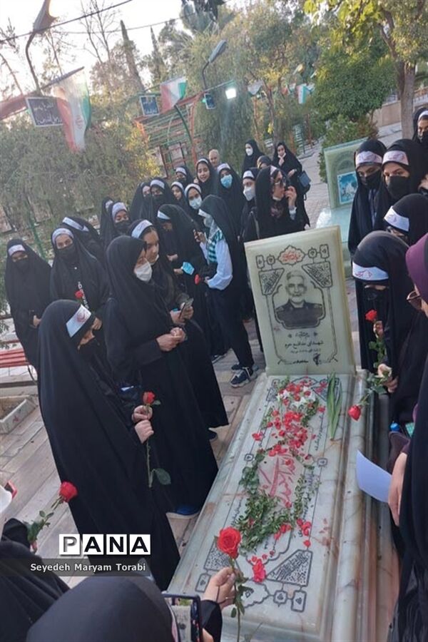 حضور دانش‌آموزان عضو سازمان دانش‌آموزی فارس بر مزار شهید خادم صادق