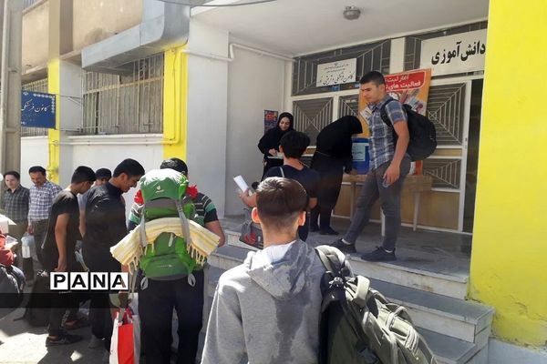 بازگشت دانش‌آموزان عضو سازمان دانش‌آموزی استان زنجان از اردوی قطبی