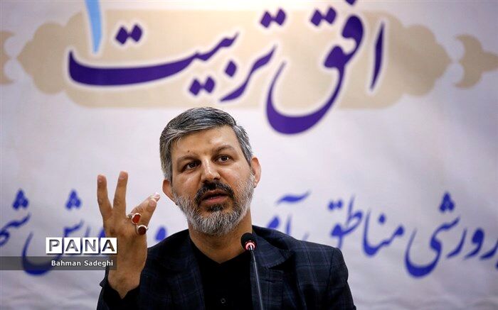 فضای اینترنت برای کودکان در کشورهای دیگر این‌چنین باز، بی‌قانون و رها نیست