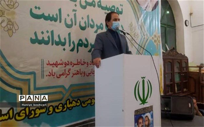 مسئولان‌ و مدیران یک کشور باید خود را خادم مردم بدانند