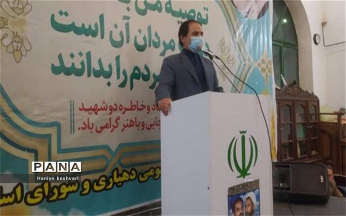 مسئولان‌ و مدیران یک کشور باید خود را خادم مردم بدانند
