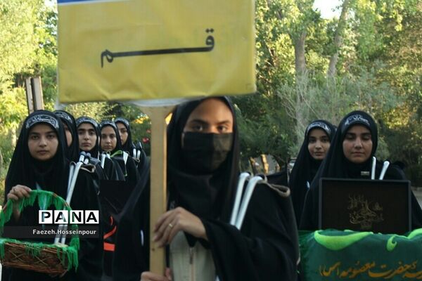 استقبال از دانش‌آموزان دختر عضو سازمان دانش‌آموزی در اردوی قطبی