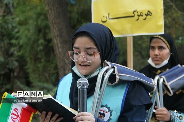 استقبال از دانش‌آموزان دختر عضو سازمان دانش‌آموزی در اردوی قطبی