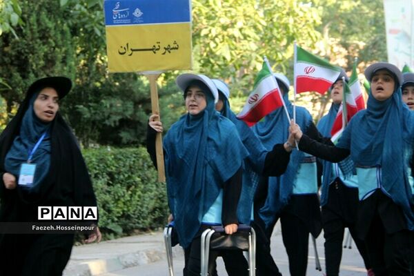 استقبال از دانش‌آموزان دختر عضو سازمان دانش‌آموزی در اردوی قطبی