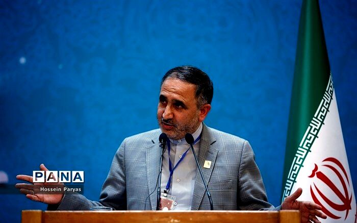 استعدادهای درخشان باید بعدها در خدمت همین کشوری باشند که در آن «نخبه» شدند