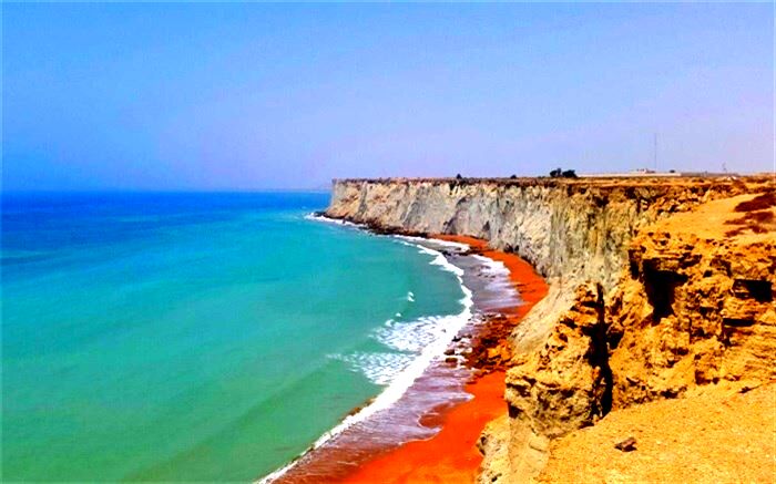 ‌معرفی جاذبه‌های سواحل صخره‌ای شهر چابهار