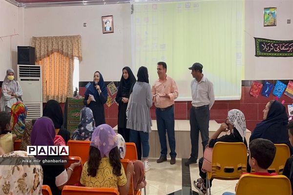 اهدا گواهی حضور در جشنواره جهانی نقاشی فرانسه به دانش‌آموزی از شهرستان سیمرغ