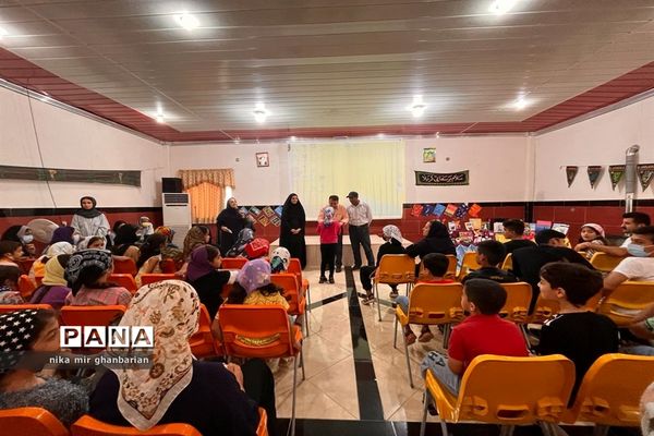 اهدا گواهی حضور در جشنواره جهانی نقاشی فرانسه به دانش‌آموزی از شهرستان سیمرغ