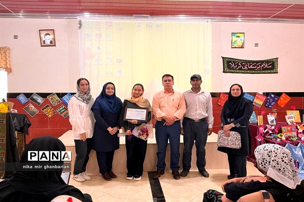 اهدا گواهی حضور در جشنواره جهانی نقاشی فرانسه به دانش‌آموزی از شهرستان سیمرغ