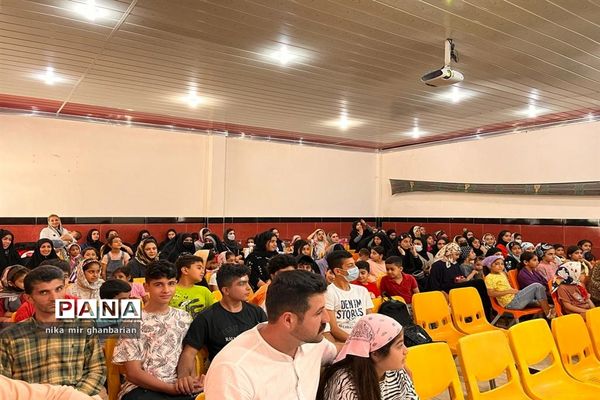 اهدا گواهی حضور در جشنواره جهانی نقاشی فرانسه به دانش‌آموزی از شهرستان سیمرغ