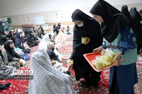 محفل انس با قرآن اعضای دختر سازمان دانش‌آموزی در اردوی قطبی آذربایجان غربی