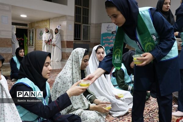 محفل انس با قرآن اعضای دختر سازمان دانش‌آموزی در اردوی قطبی آذربایجان غربی