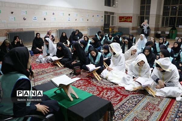 محفل انس با قرآن اعضای دختر سازمان دانش‌آموزی در اردوی قطبی آذربایجان غربی