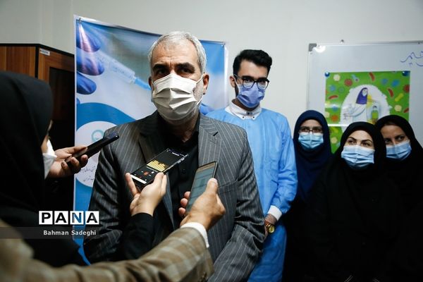 تزریق  دُز یادآور واکسن کرونا به  وزیر آموزش و پرورش