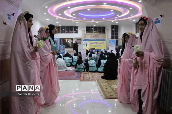 نشست جهاد تبیین اعضای دختر سازمان دانش‌آموزی در اردوی قطب 5 آذربایجان غربی