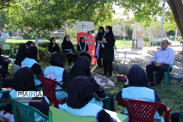 نشست جهاد تبیین اعضای دختر سازمان دانش‌آموزی در اردوی قطب 5 آذربایجان غربی