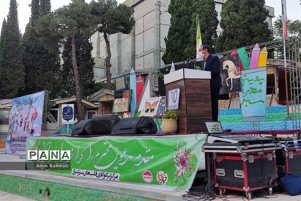 برگزاری همایش تامین دو هزار بسته  لوازم التحریر برای دانش‌آموزان سزاوار و بی سرپرست در شیراز