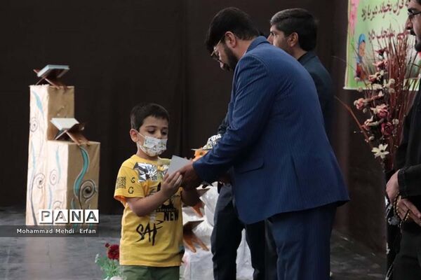آیین اعطای گواهینامه قرآنی در آباده
