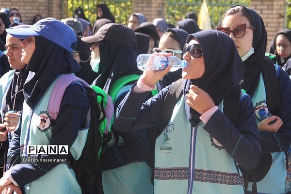 کوه‌پیمایی دانش‌آموزان عضو سازمان دانش‌آموزی اردو قطبی در دماوند
