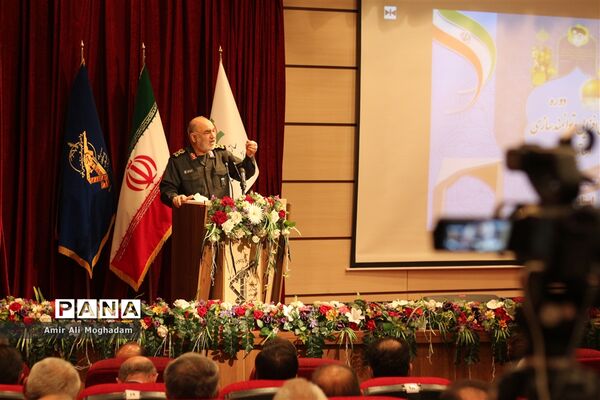 حضور سردار سلامی، در جلسه دانش‌افزایی و توانمندسازی اساتید بسیجی