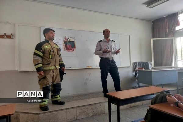 آموزش دوام و ایمنی آتش‌نشانی در دبیرستان فرهنگ منطقه ۱۳