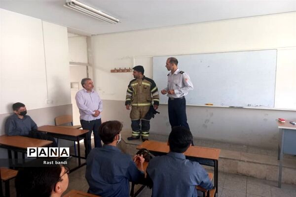 آموزش دوام و ایمنی آتش‌نشانی در دبیرستان فرهنگ منطقه ۱۳