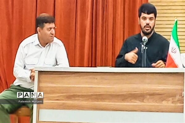 دیدار رئیس سازمان دانش‌آموزی فارس با دانش‌آموزان و مربیان در فیروزآباد