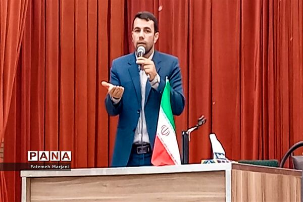 دیدار رئیس سازمان دانش‌آموزی فارس با دانش‌آموزان و مربیان در فیروزآباد