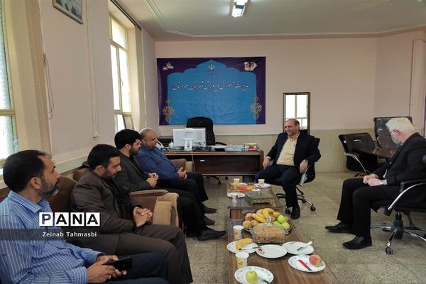 دیدار رئیس سازمان دانش‌آموزی فارس با مربیان و دانش‌آموزان در سروستان