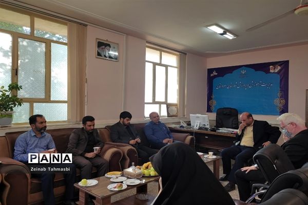 دیدار رئیس سازمان دانش‌آموزی فارس با مربیان و دانش‌آموزان در سروستان