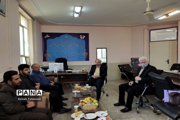 دیدار رئیس سازمان دانش‌آموزی فارس با مربیان و دانش‌آموزان در سروستان