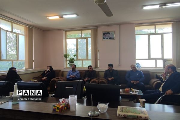 دیدار رئیس سازمان دانش‌آموزی فارس با مربیان و دانش‌آموزان در سروستان