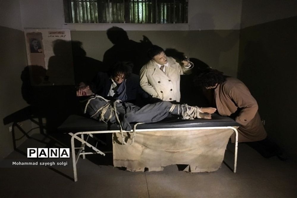 بازدید دانش‌آموزان علامه حلی ۴  از موزه عبرت