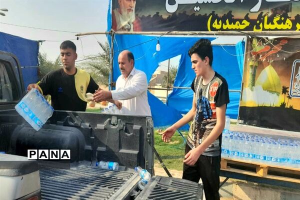 تو زیع آب معدنی توسط موکب فرهنگیان حمیدیه