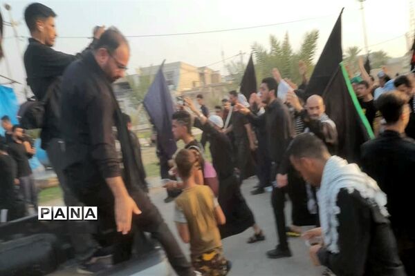 تو زیع آب معدنی توسط موکب فرهنگیان حمیدیه