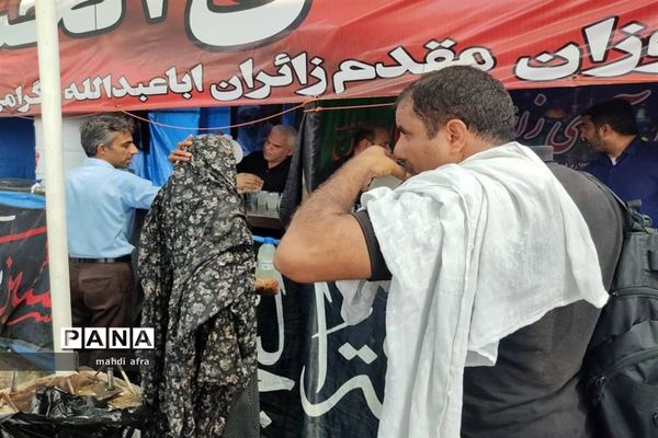 خدمت‌رسانی معلمان بهبهانی به زائران حسینی در مرز شلمچه