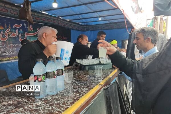 خدمت‌رسانی معلمان بهبهانی به زائران حسینی در مرز شلمچه