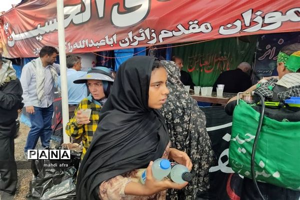 خدمت‌رسانی معلمان بهبهانی به زائران حسینی در مرز شلمچه