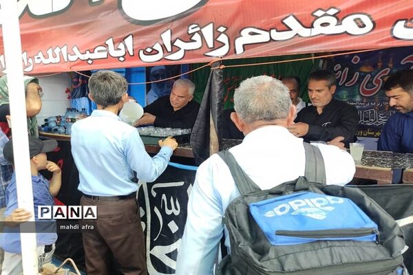 خدمت‌رسانی معلمان بهبهانی به زائران حسینی در مرز شلمچه