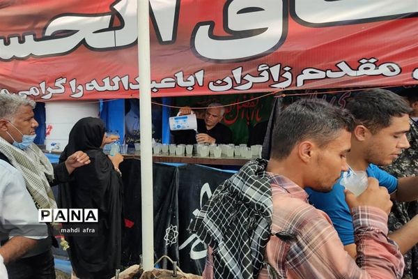 خدمت‌رسانی معلمان بهبهانی به زائران حسینی در مرز شلمچه