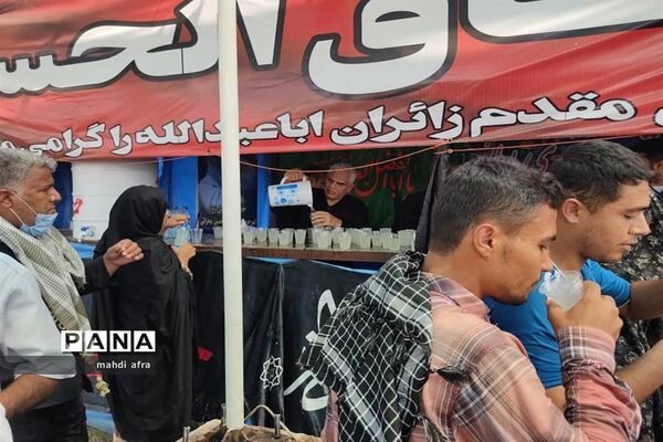 خدمت‌رسانی معلمان بهبهانی به زائران حسینی در مرز شلمچه