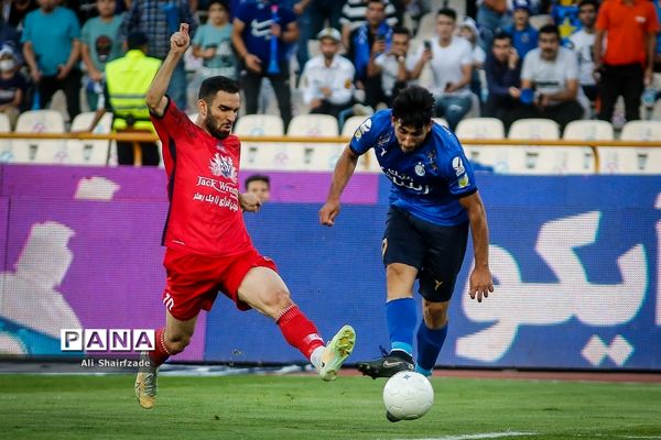 دیدار تیم های استقلال تهران و نساجی مازندران